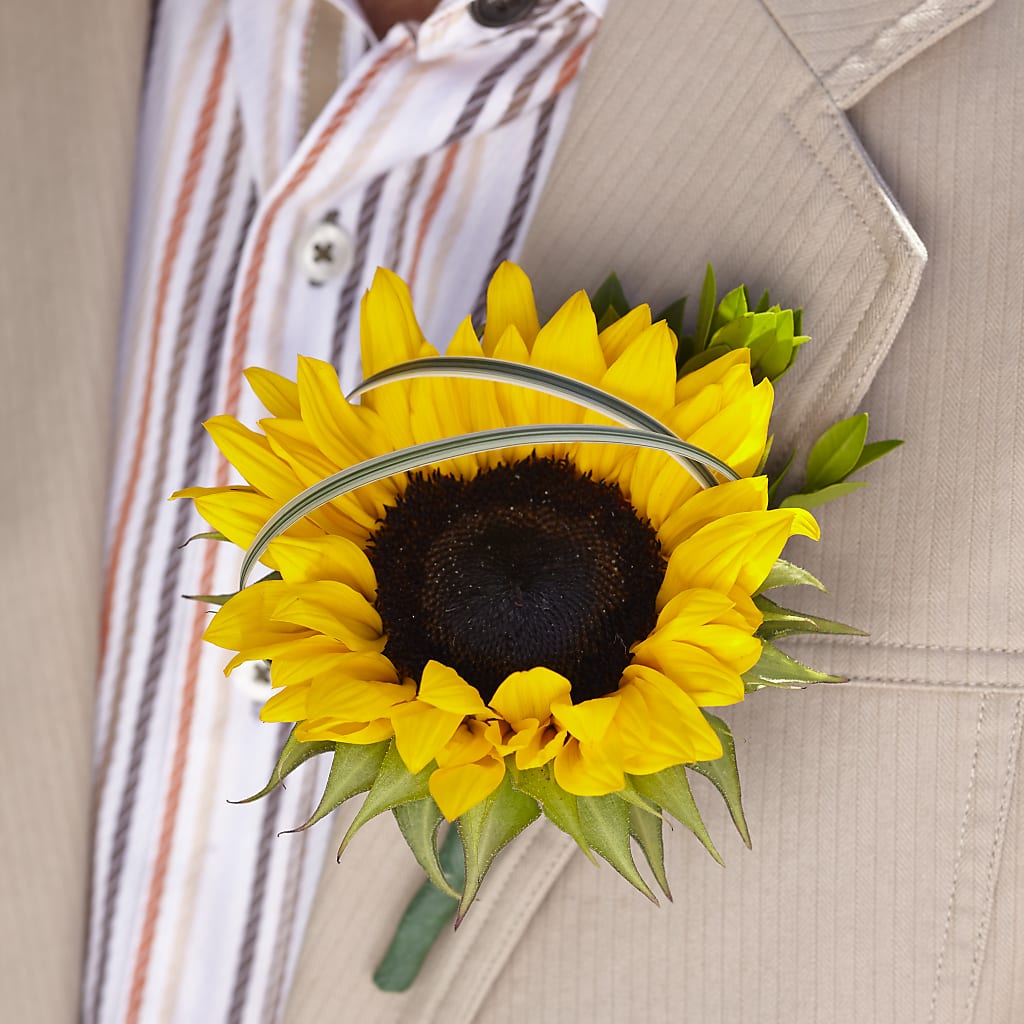 Free Spirit Boutonniere – Blossom Shop, Traverse City MI